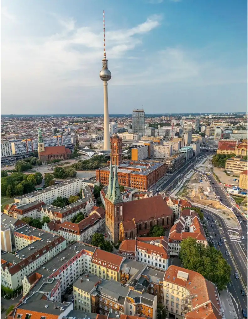 Blick auf den Fernsehturm und das Rathaus in Berlin