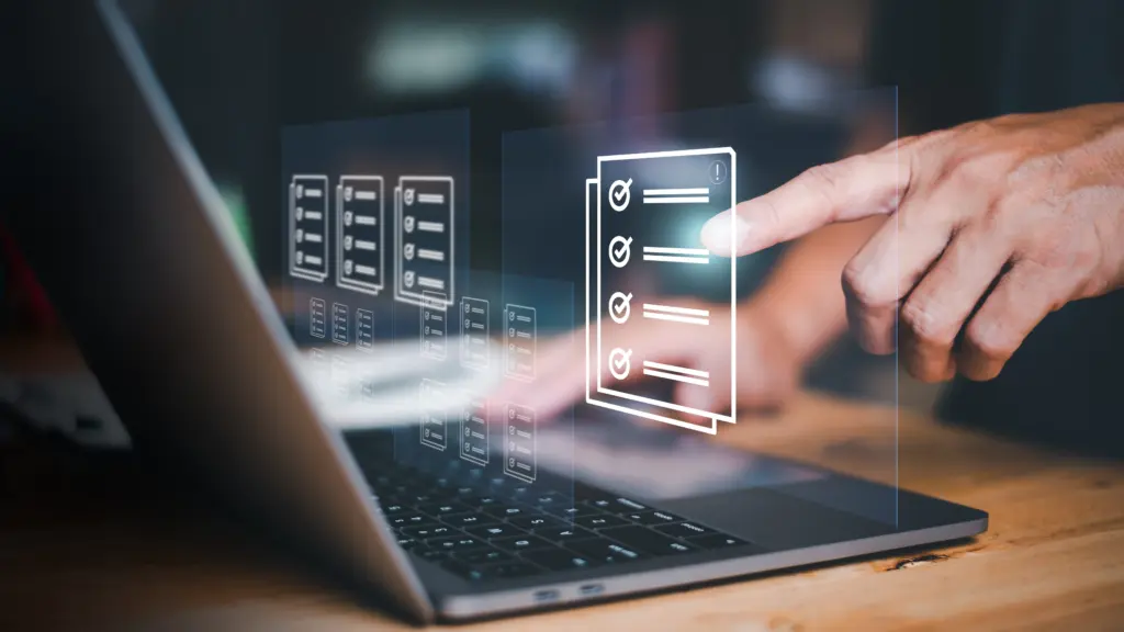 Moderner Laptop mit Hologrammen von Dokumenten